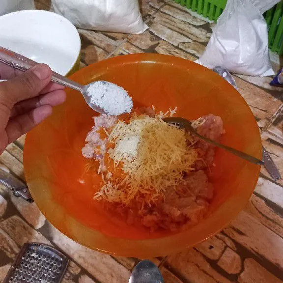 Beri garam dan kaldu penyedap.