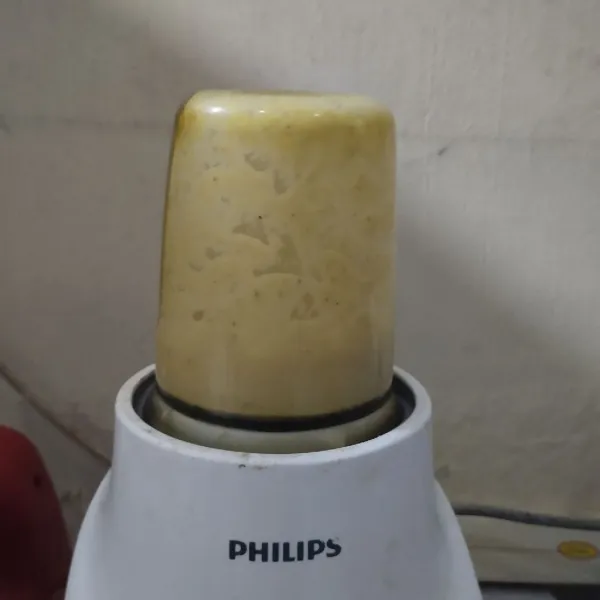 Blender semua bahan bumbu halus.