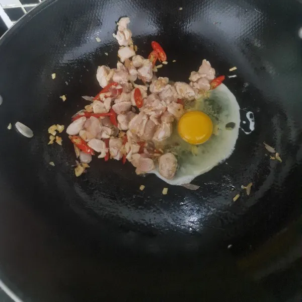 Tumis bawang dan cabai hingga layu lalu ceplokkan telur dan diorak arik.