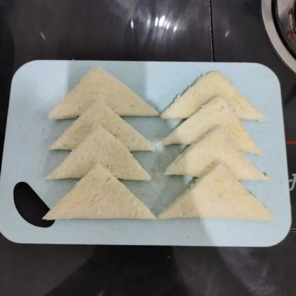 Potong roti menjadi 4 bagian bentuk segitiga atau sesuai selera.