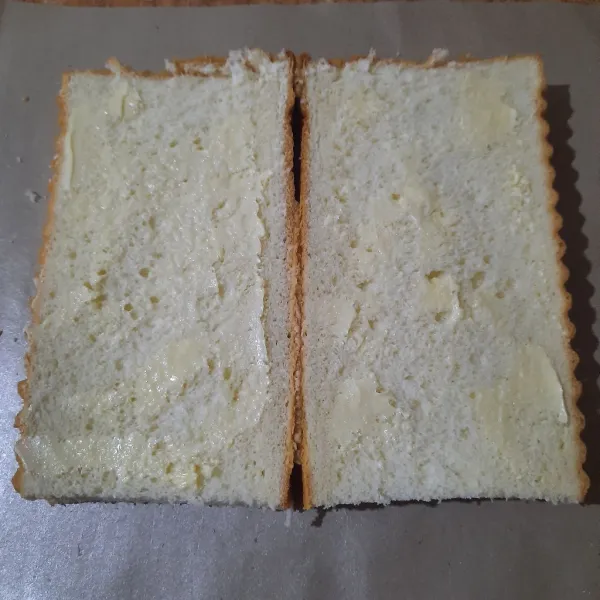 Oles roti dengan butter, di setiap sisi.