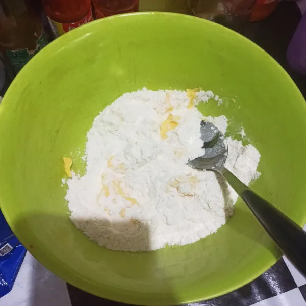 Campur mentega dan tepung terigu.