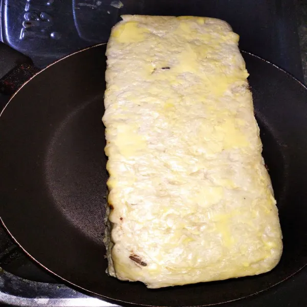 Olesi seluruh permukanan dengan margarin lalu panggang di atas teflon.