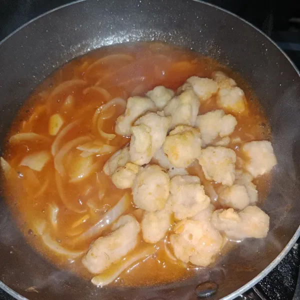 Masukan ayam lalu aduk rata, masak sebentar saja, koreksi rasa.