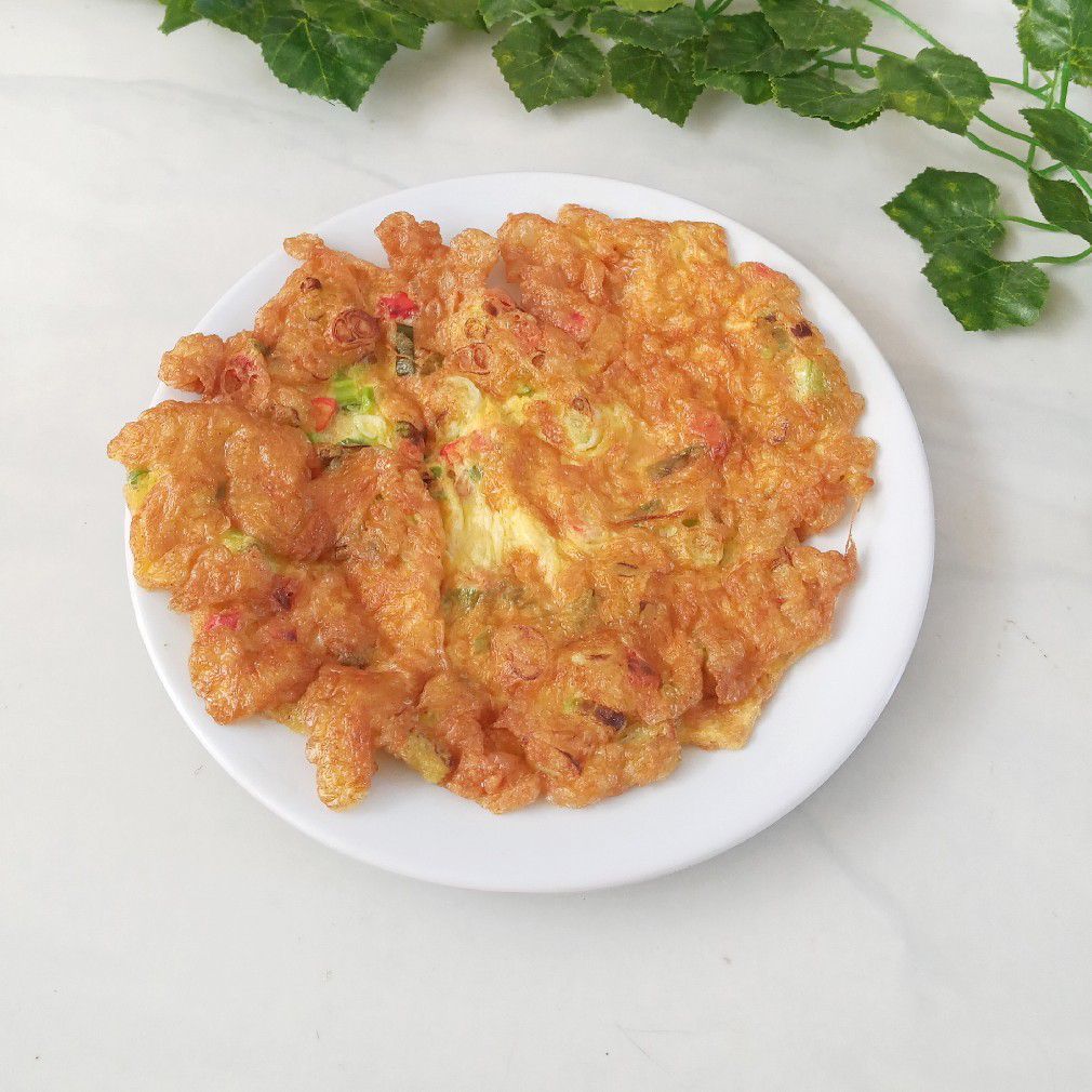 Keluarga sedang memasak telur dadar bersama