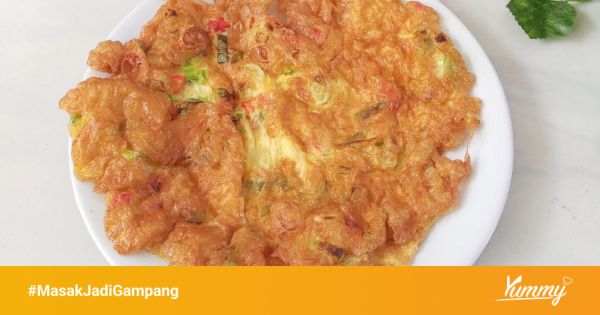 Keluarga sedang memasak telur dadar bersama
