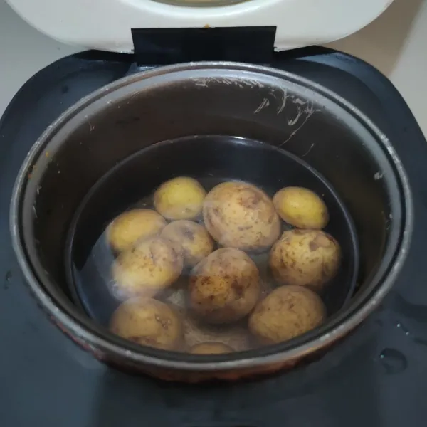 Cuci bersih kentang.
