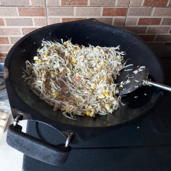 Masukkan tauge dan jagung, masak hingga layu. Tambahkan garam, kaldu, gula dan merica, aduk rata. Masak hingga matang.