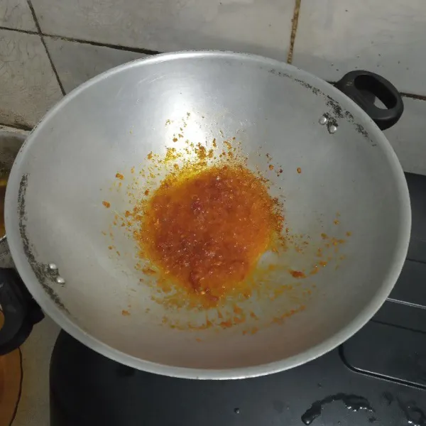 Tumis bumbu sampai matang.