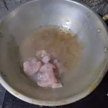 Ungkep di air mendidih yang berisi bumbu hingga empuk.