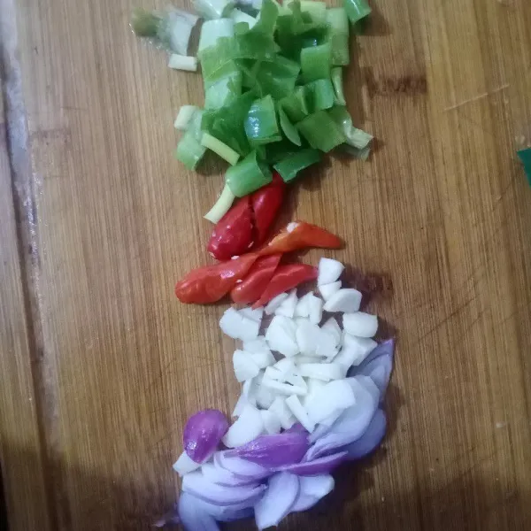 Rajang bawang, cabai, tomat dan daun bawang.