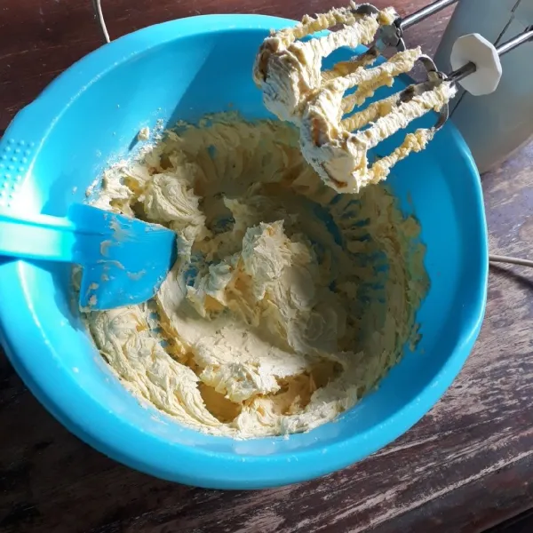 Campurkan margarin dan gula halus, mixer kecepatan rendah selama 1 menit.