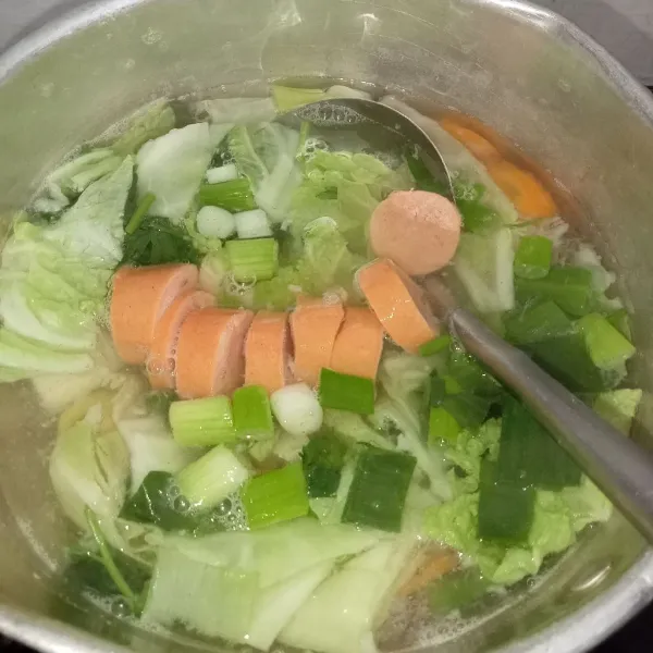Masukkan kubis,sawi putih, seledri, bawang prei dan sosis, rebus sampai sayuran mulai layu.