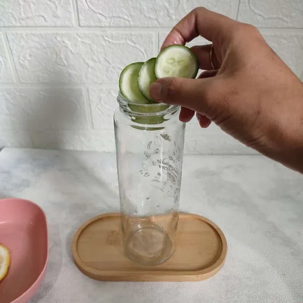 Masukkan timun ke dalam thumbler.