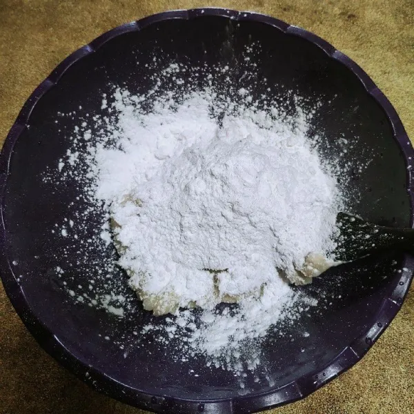 Masukan tepung kanji ke dalam campuran biang tepung terigu.