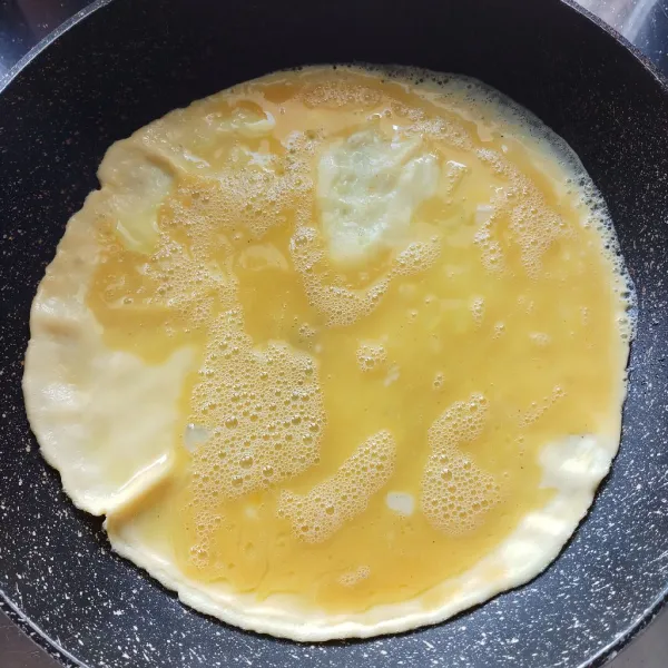 Telur dadar gulung : Kocok lepas 2 butir telur,tambahkan garam dan merica bubuk. Masak dalam telfon yang sudah panas,kemudian gulung jika bagian bawanh telur dadar sedikit kering. Masak hingga matang. Potong sesuai selera. Sisihkan.