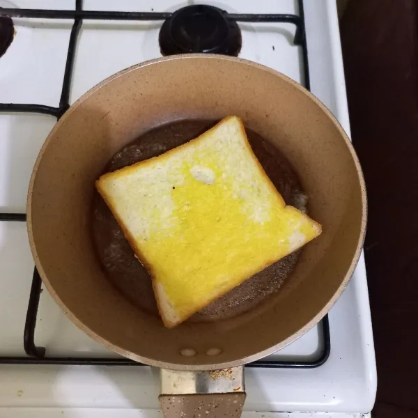 Panggang roti dengan margarin secukupnya hingga berubah warna di kedua sisinya.