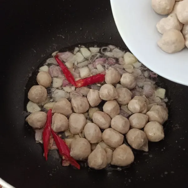 Masukkan bakso kerikil, tumis sebentar.