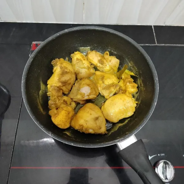 Masak hingga ayam empuk, bumbu meresap dan air menyusut habis. Lalu angkat.