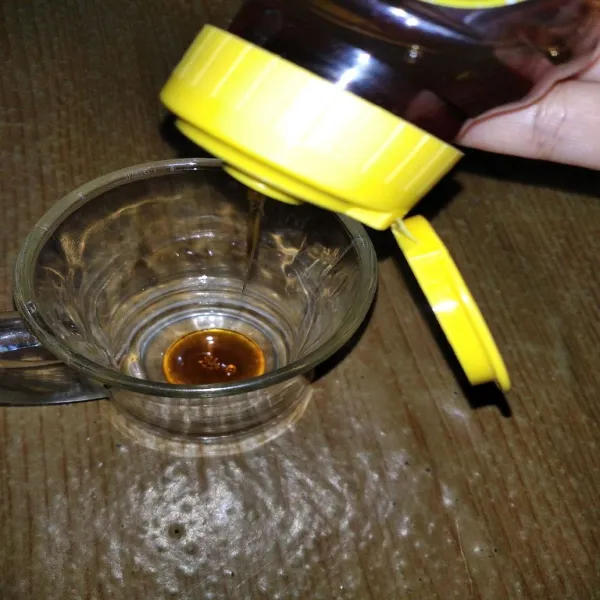 Tuang madu lalu tuang rebusan teh pear, sajikan.