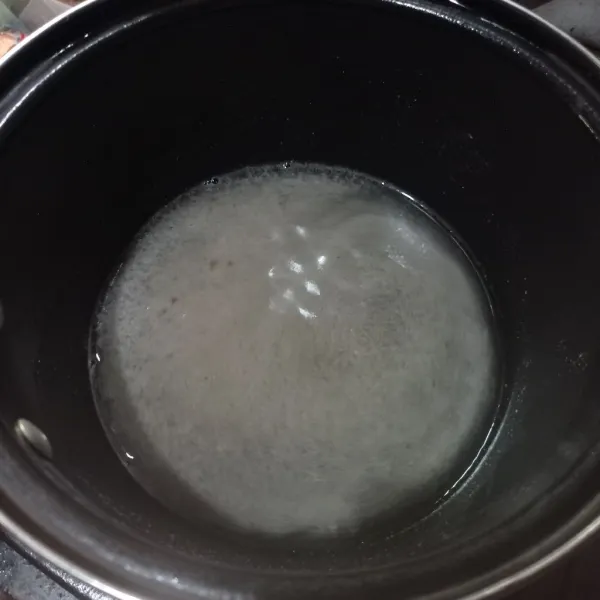 Rebus air dan bumbu baso aci sampai mendidih.