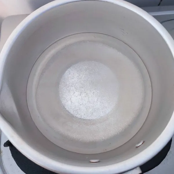 Rebus bahan sirup gula hingga gula larut dan mendidih.