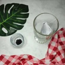 Masukkan teh celup ke dalam gelas saji.