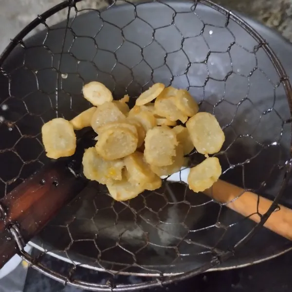 Goreng tempura ikan setengah matang. Angkat dan tiriskan.