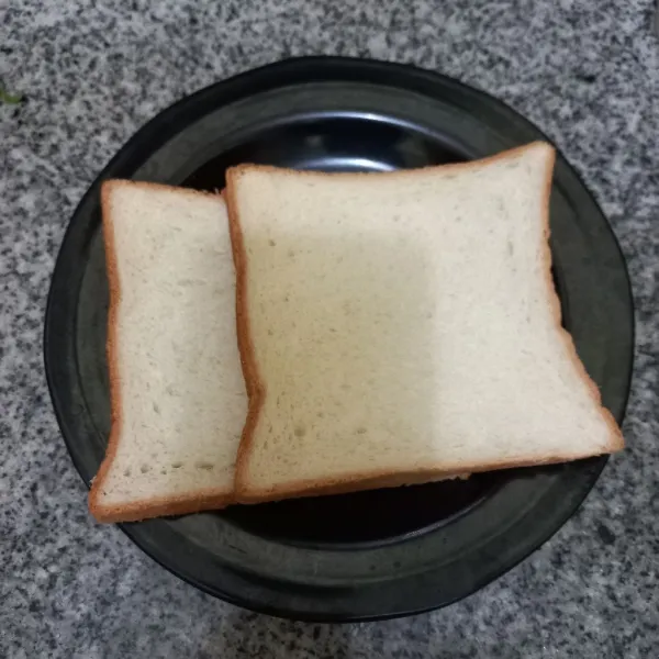 Siapkan roti tawar.