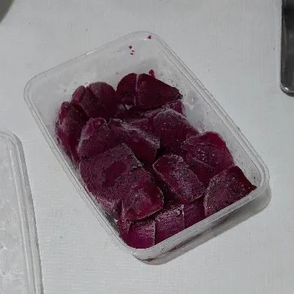 Potong kecil buah naga kemudian masukkan freezer hingga membeku.