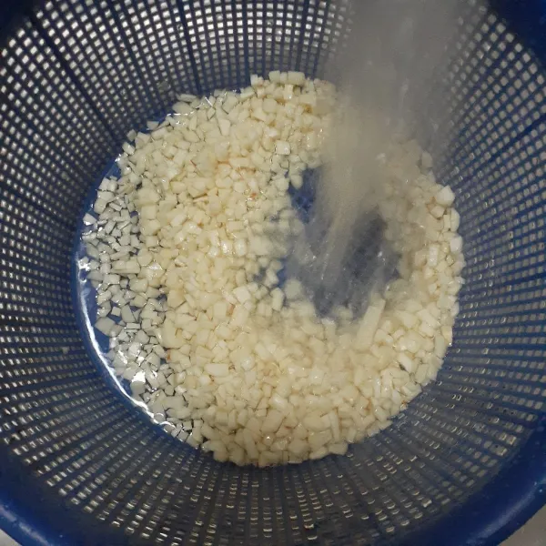 Cincang halus bawang putih, lalu cuci bersih di air mengalir untuk membuang lendir atau getahnya. Agar ketika digoreng bawangnya tidak lengket dan hasil gorengan bawangnya tidak saling melekat.