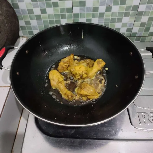 Goreng dalam minyak panas dengan api sedang.