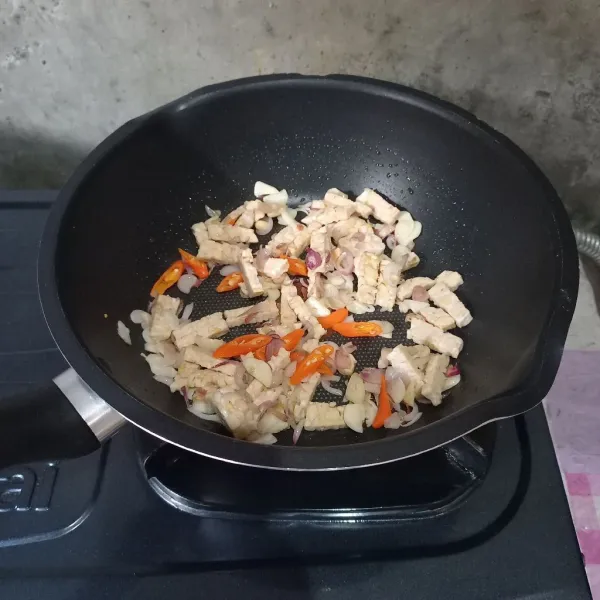 Masukkan cabai merah dan tempe. Tumis lagi sampai layu.