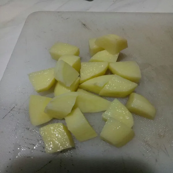 Kupas kentang potong dadu lalu cuci bersih.