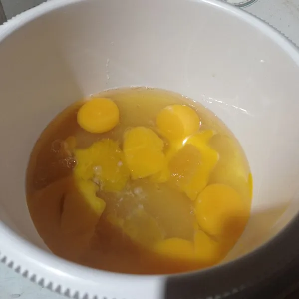 Masukkan telur, gula, sp dan vanili ke dalam wadah lalu mixer dengan speed tinggi sampai kental berjejak.