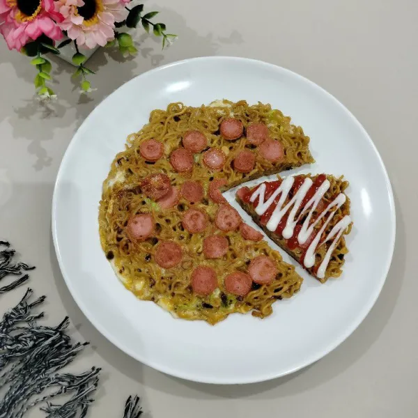 Pindahkan omelet ke piring. Potong-potong sesuai selera. Lalu beri topping saus tomat dan mayonnaise. Siap disajikan.