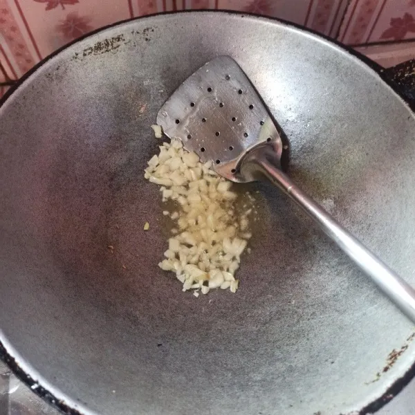 Tumis bawang putih sampai harum.