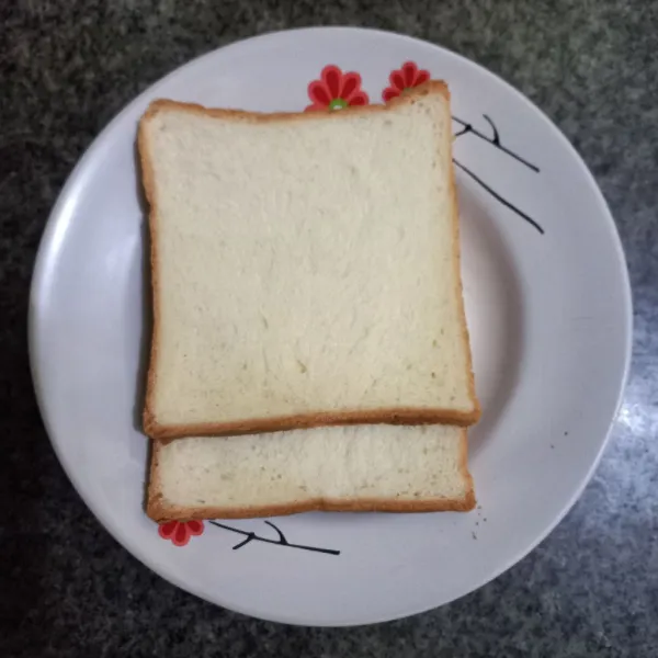 Siapkan roti tawar.