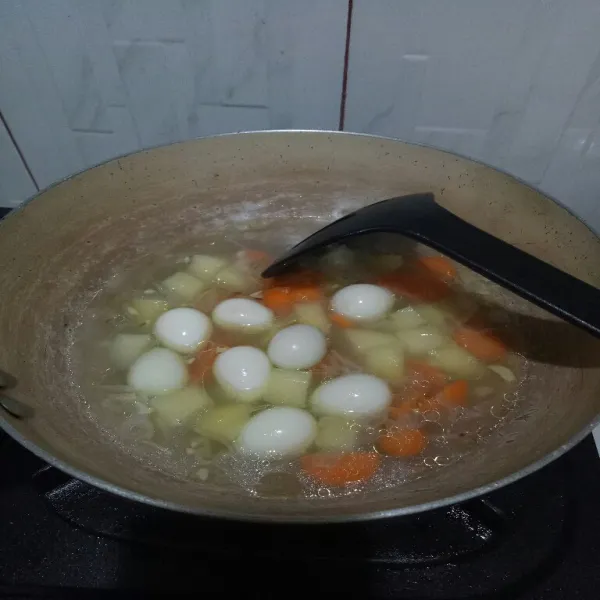 Masak wortel dan kentang sampai matang lalu masukan telur puyuh yang sudah direbus.