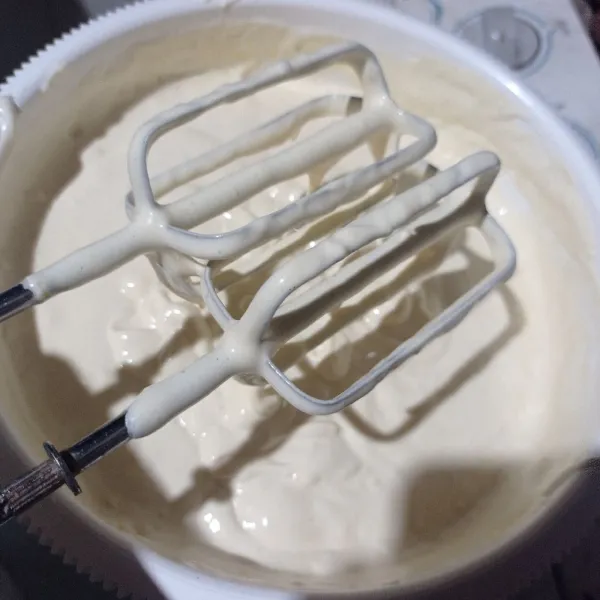 Masukkan lelehan margarin, mixer lagi sampai rata, lalu lanjut aduk balik menggunakan spatula.