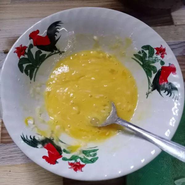 Dalam wadah masukkan telur, tepung terigu, tepung beras, garam dan kaldu bubuk. Kocok rata.