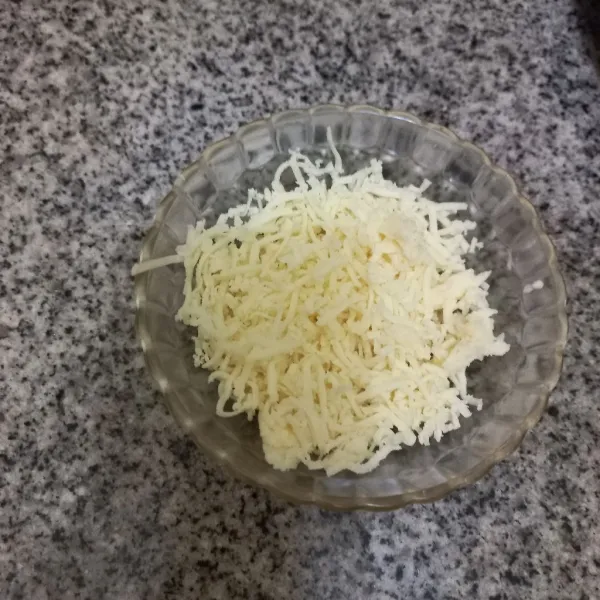 Siapkan keju parut.