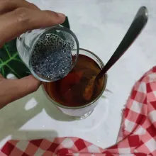 Setelah itu masukkan biji selasih. Aduk rata.