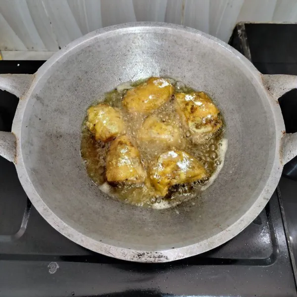 Lalu goreng ayam hingga matang kecoklatan. Angkat dan tiriskan.