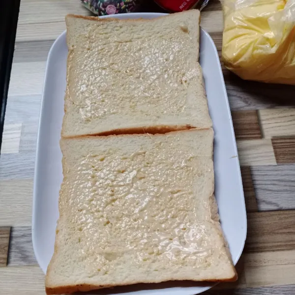 Olesi masing-masing permukaan roti dengan glaze tiramisu.