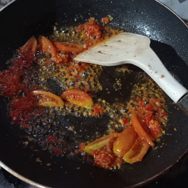 Tumis tomat dan bumbu halus sampai matang.