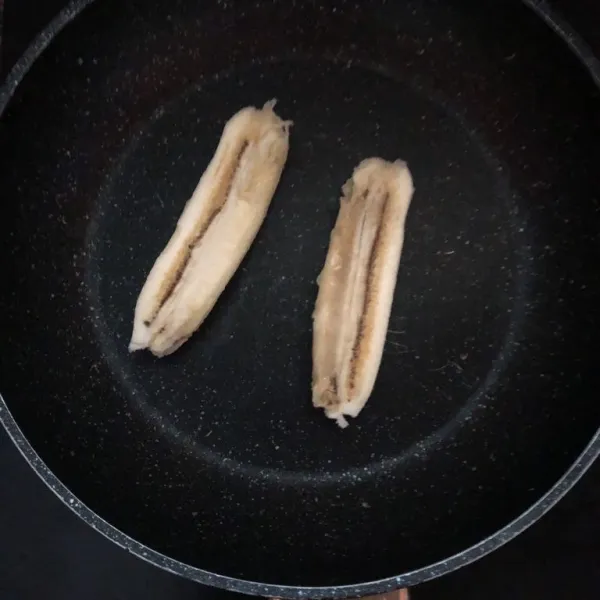 Panggang pisang dengan butter, api kecil. Jangan sampai gosong. Sisihkan.