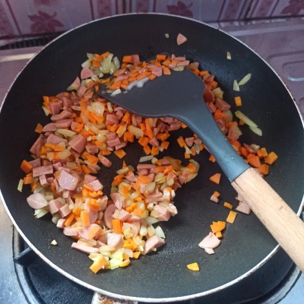 Selanjutnya masukkan wortel dan sosis, masak sebentar hingga matang.