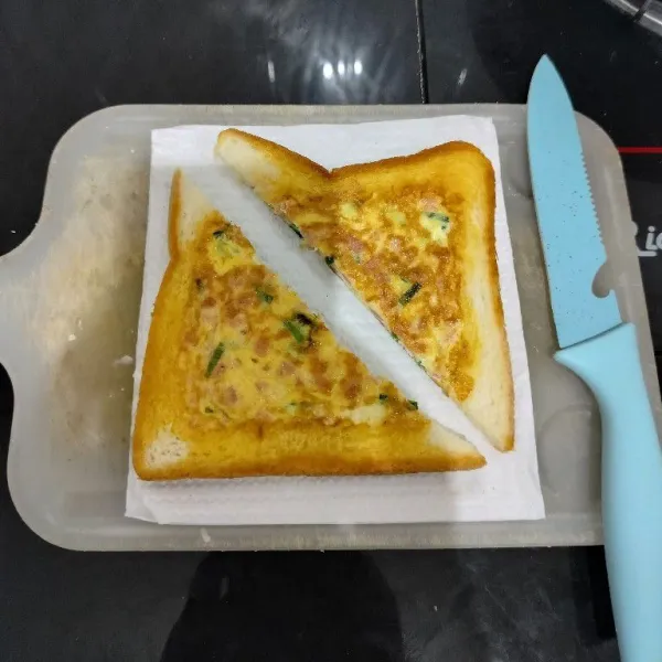 Kemudian potong omelet menjadi 2 bagian bentuk segitiga.