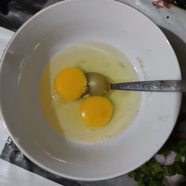 Kocok telur, garam, lada dan kaldu bubuk.